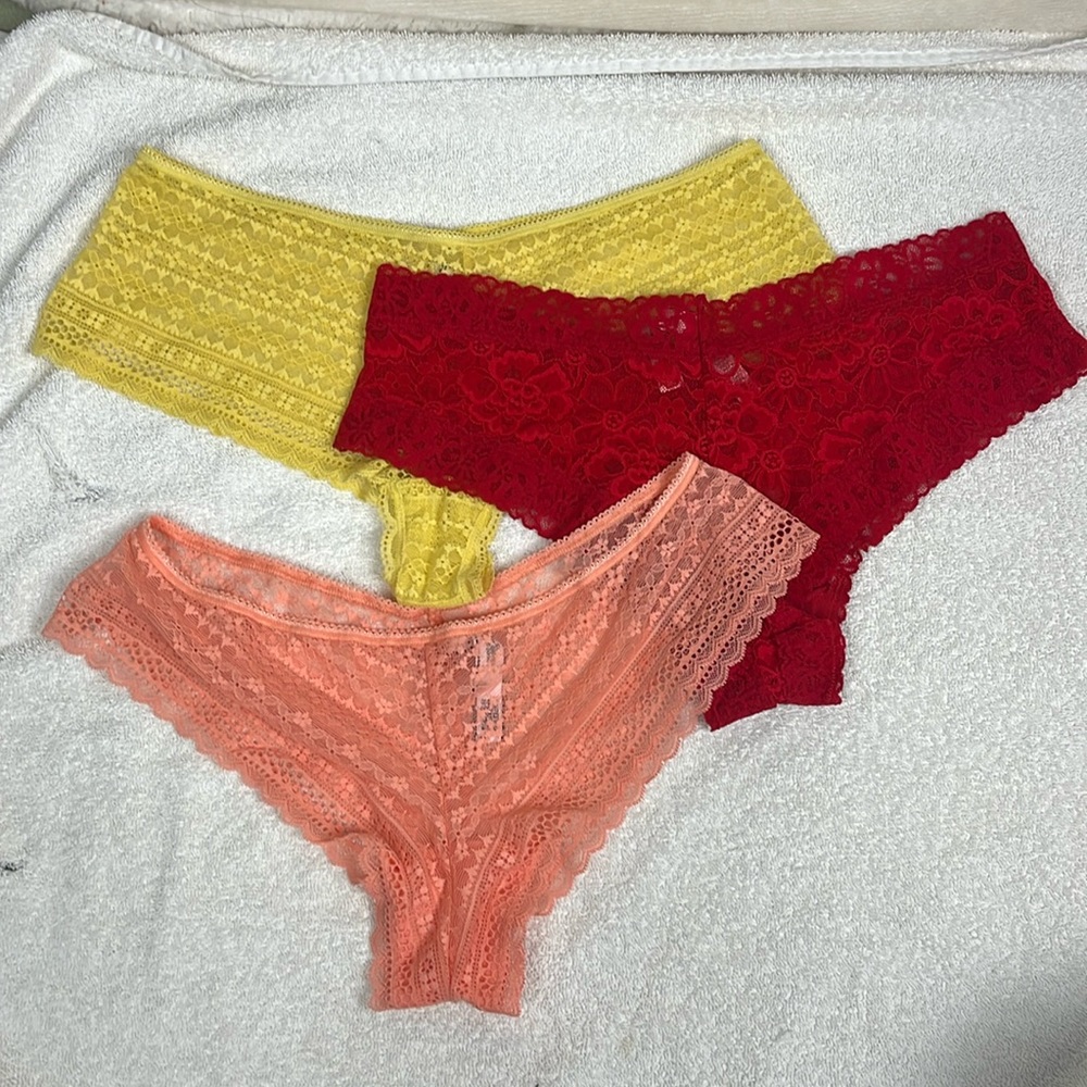 Bundle of 3 Victoria’s Secret Lace 2 Cheeky 1 Shorty Womens Large